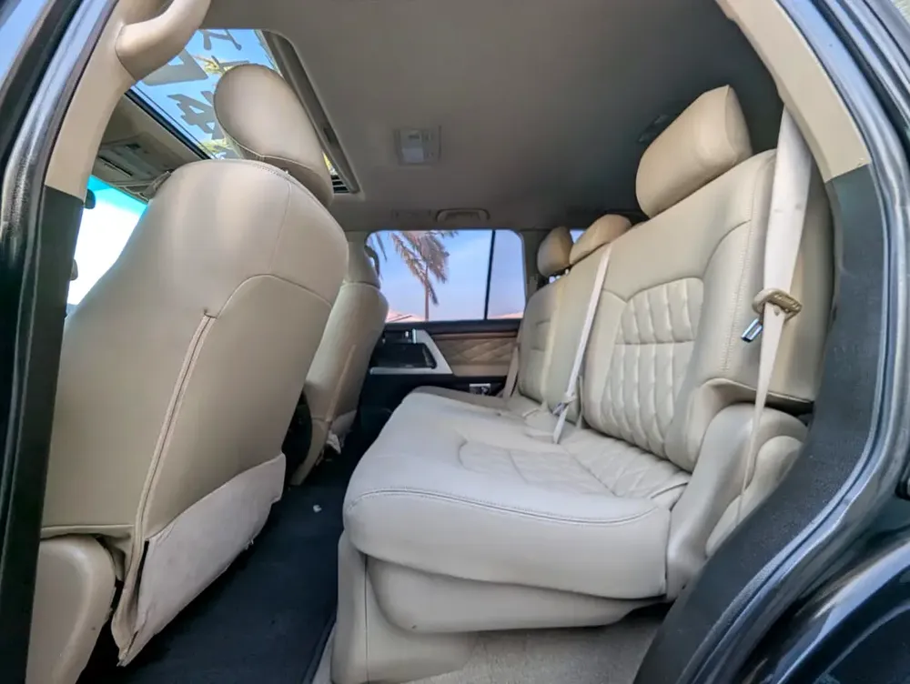 TOYOTA LAND CRUISER 2008 FACELIFTED 2025 VXR V8 FULL OPTION GCC IN EXCELLENT CONDITION - Image 8