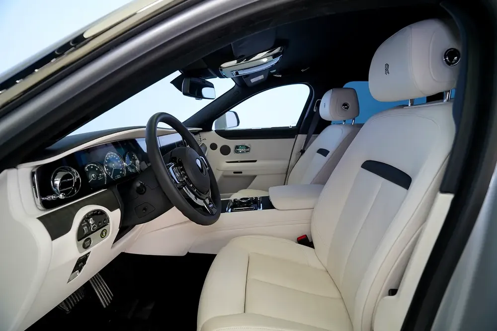 EXTENDED WHEEL BASE | REAR ENTERTAINMENT | WARRANTY AVAILABLE - Image 10