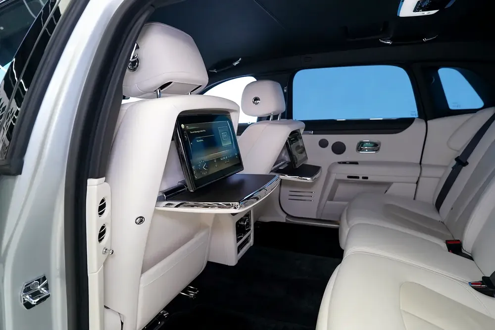 EXTENDED WHEEL BASE | REAR ENTERTAINMENT | WARRANTY AVAILABLE - Image 12