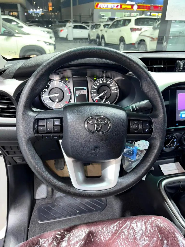 Toyota Hilux Double Cab GLX 2026 4WD 2.7L GCC Specs - Image 10