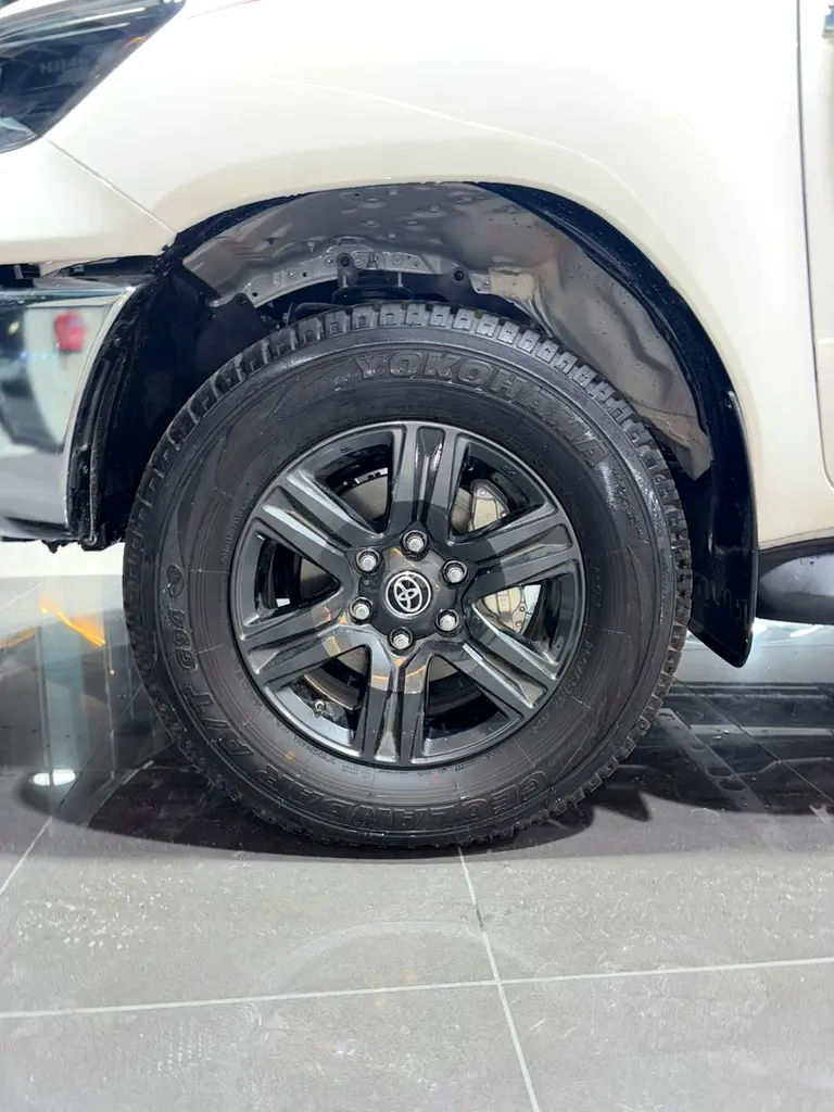 Toyota Hilux Double Cab GLX 2026 4WD 2.7L GCC Specs - Image 5