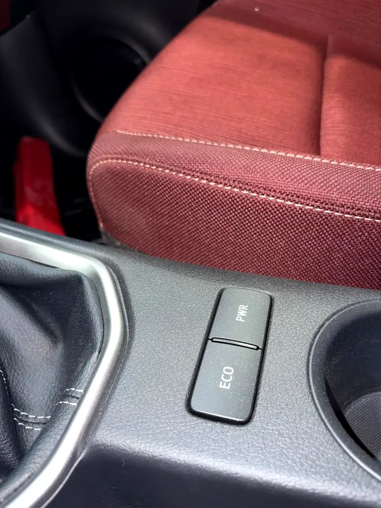 Toyota Hilux Double Cab GLX 2026 4WD 2.7L GCC Specs - Image 8