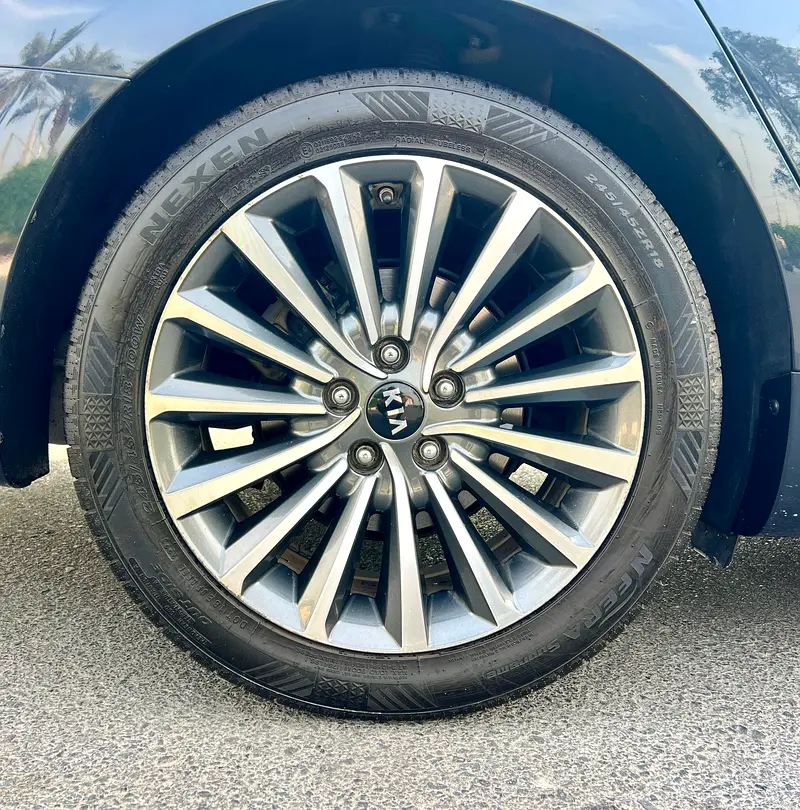 KIA CADENZA 2018 GCC SPEC FULL OPTION - Image 9