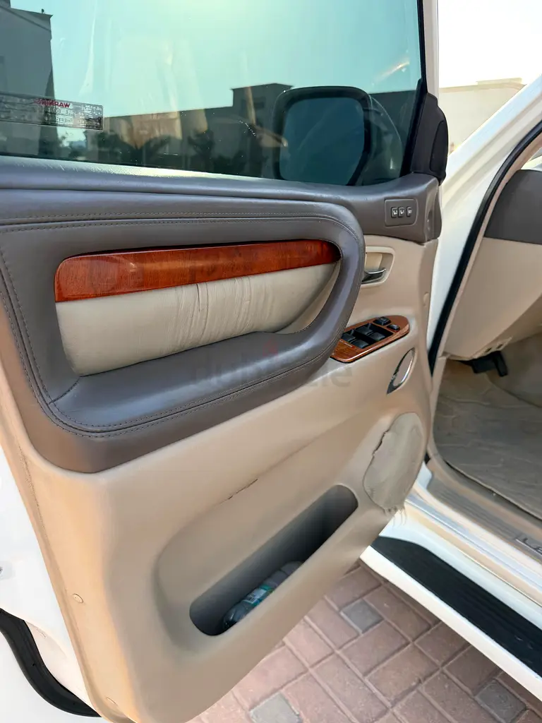 Lexus LX 470 2005 American Specs - Reliable Luxury SUV - Image 7
