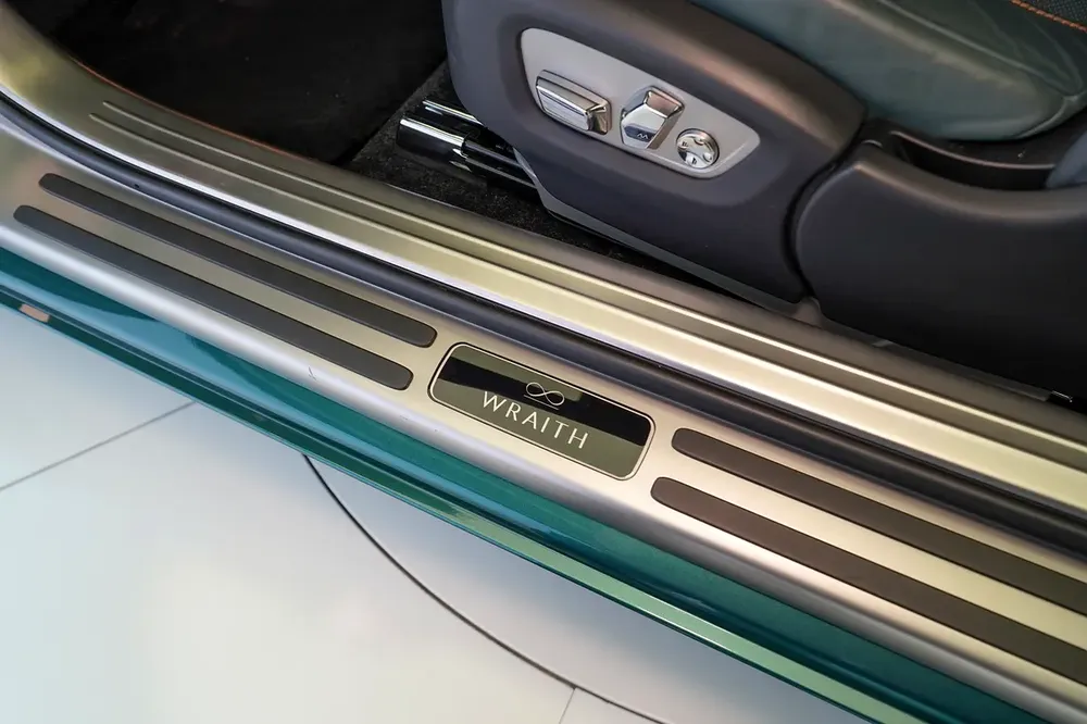 WARRANTY + SERVICE JAN 2028 | STARLIGHT | 4 BUTTONS | BESPOKE AUDIO | TRI COLOR INTERIOR | WRAITH - Image 12