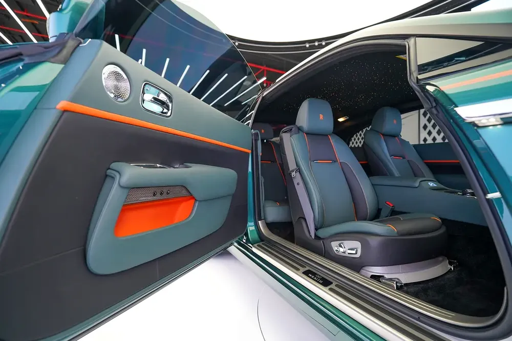 WARRANTY + SERVICE JAN 2028 | STARLIGHT | 4 BUTTONS | BESPOKE AUDIO | TRI COLOR INTERIOR | WRAITH - Image 13