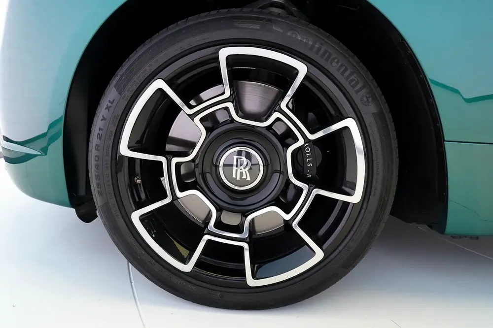 WARRANTY + SERVICE JAN 2028 | STARLIGHT | 4 BUTTONS | BESPOKE AUDIO | TRI COLOR INTERIOR | WRAITH - Image 6