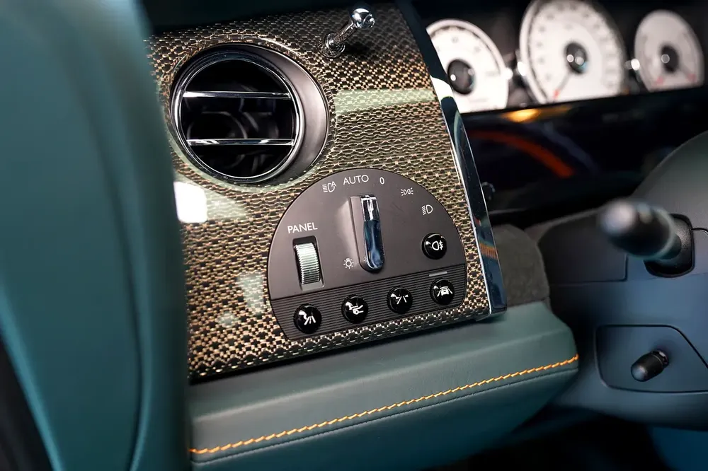 WARRANTY + SERVICE JAN 2028 | STARLIGHT | 4 BUTTONS | BESPOKE AUDIO | TRI COLOR INTERIOR | WRAITH - Image 8