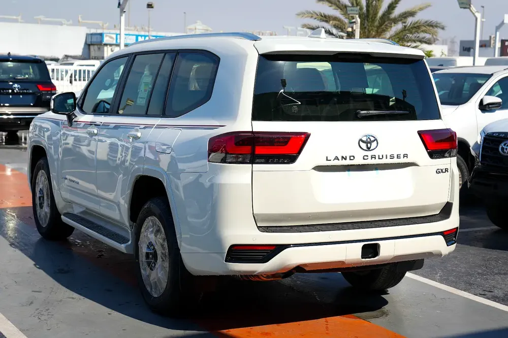 Toyota Land Cruiser GXR 4.0 2026 - GCC Specs - Image 4
