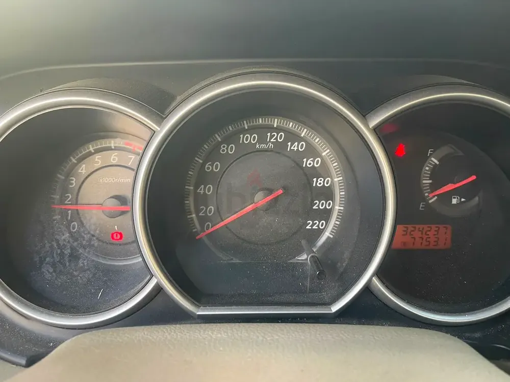 Nissan Tiida 2012 perfect condition original Dunlop tyre.. - Image 10