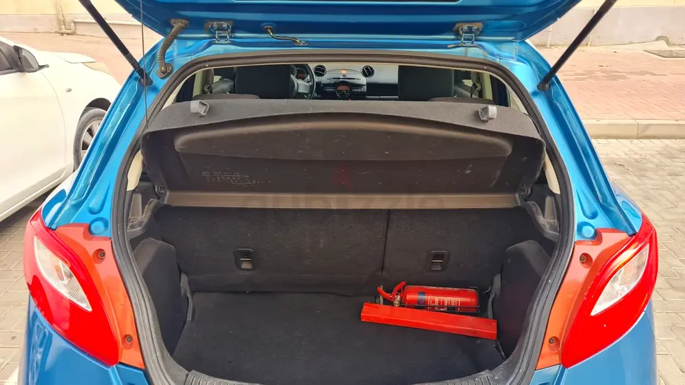 2013 MAZDA 2 HATCHBACK FULL OPTIONS GALADARI MAZDA GULF GCC SPEC LADY DRIVEN VERY CLEAN - Image 11