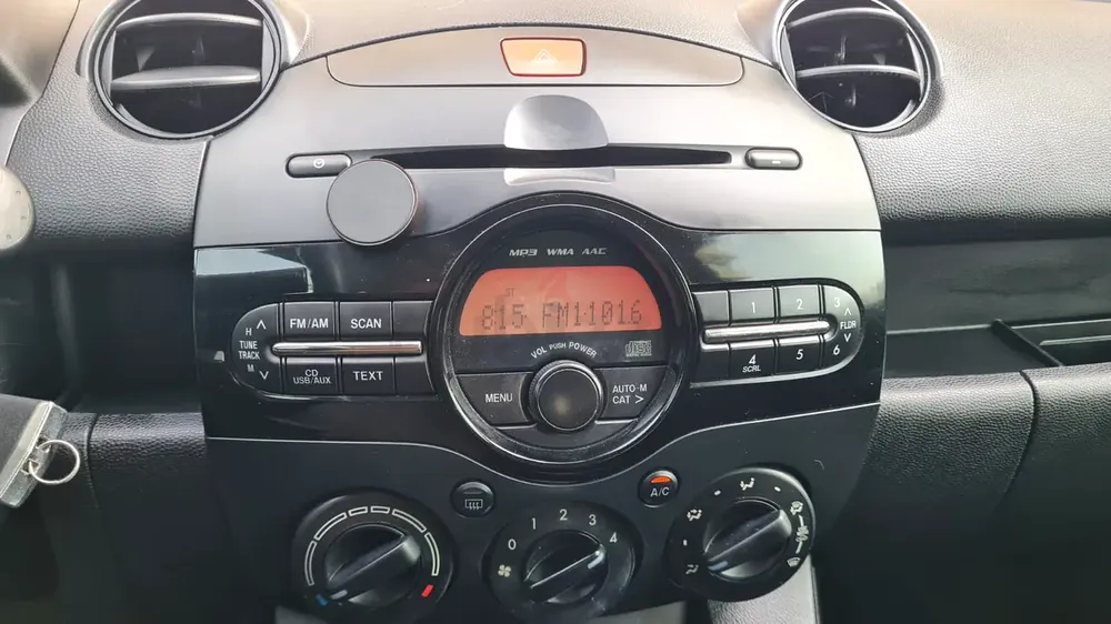 2013 MAZDA 2 HATCHBACK FULL OPTIONS GALADARI MAZDA GULF GCC SPEC LADY DRIVEN VERY CLEAN - Image 12