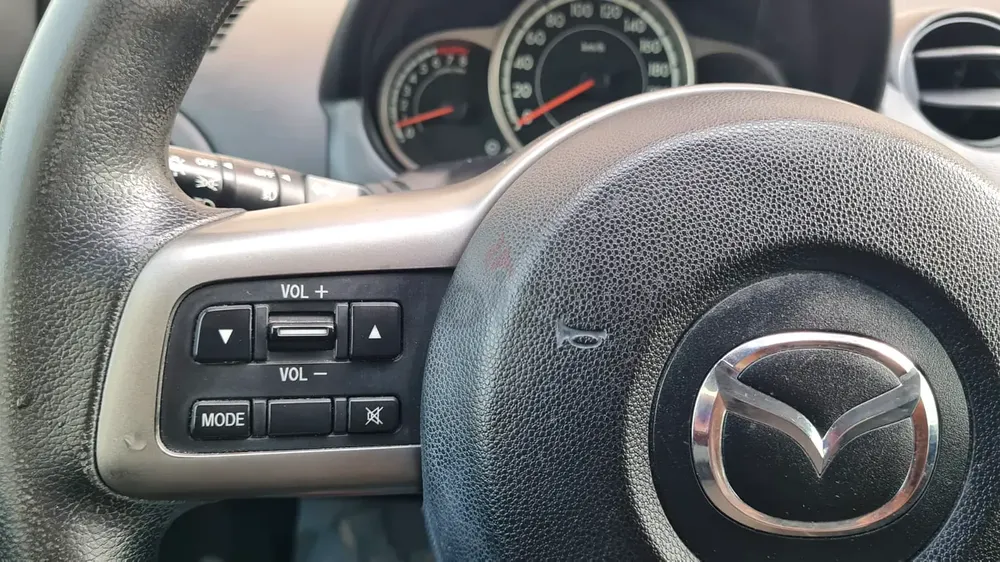 2013 MAZDA 2 HATCHBACK FULL OPTIONS GALADARI MAZDA GULF GCC SPEC LADY DRIVEN VERY CLEAN - Image 13