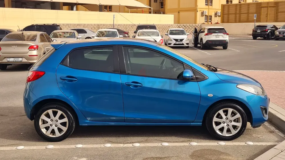 2013 MAZDA 2 HATCHBACK FULL OPTIONS GALADARI MAZDA GULF GCC SPEC LADY DRIVEN VERY CLEAN - Image 14