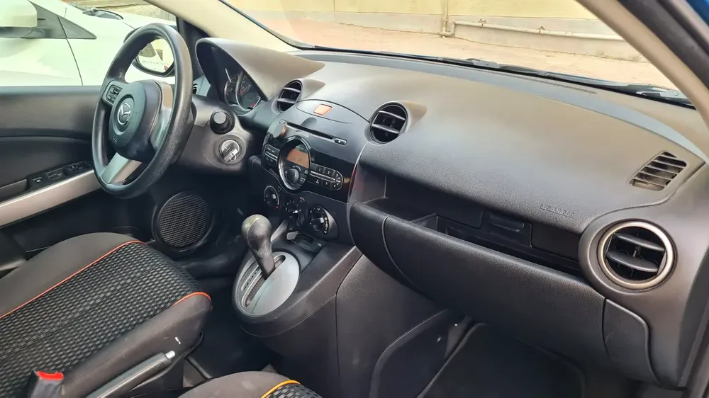 2013 MAZDA 2 HATCHBACK FULL OPTIONS GALADARI MAZDA GULF GCC SPEC LADY DRIVEN VERY CLEAN - Image 17