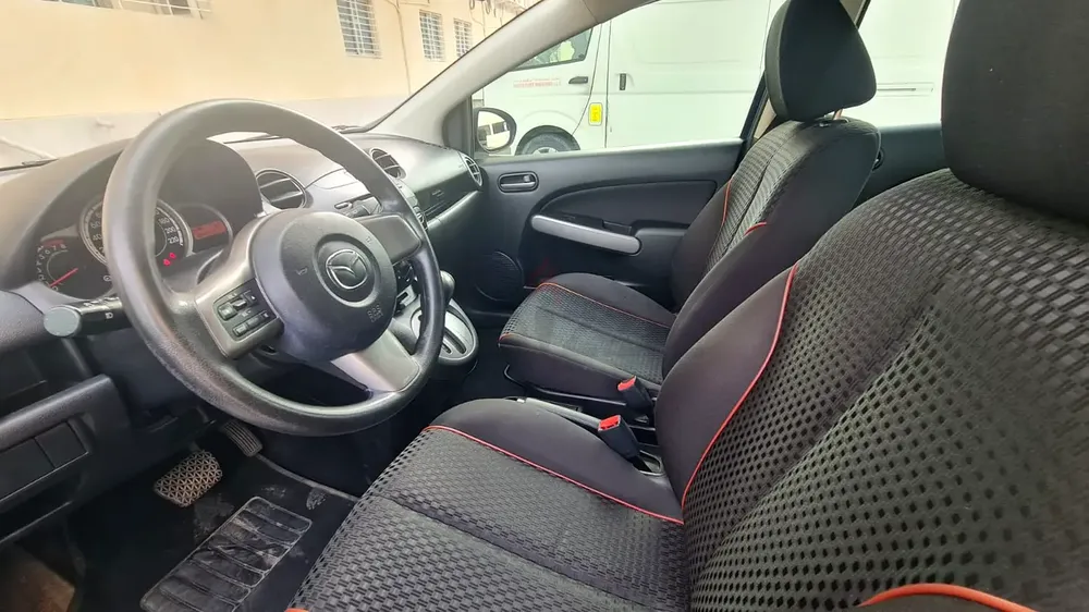 2013 MAZDA 2 HATCHBACK FULL OPTIONS GALADARI MAZDA GULF GCC SPEC LADY DRIVEN VERY CLEAN - Image 4