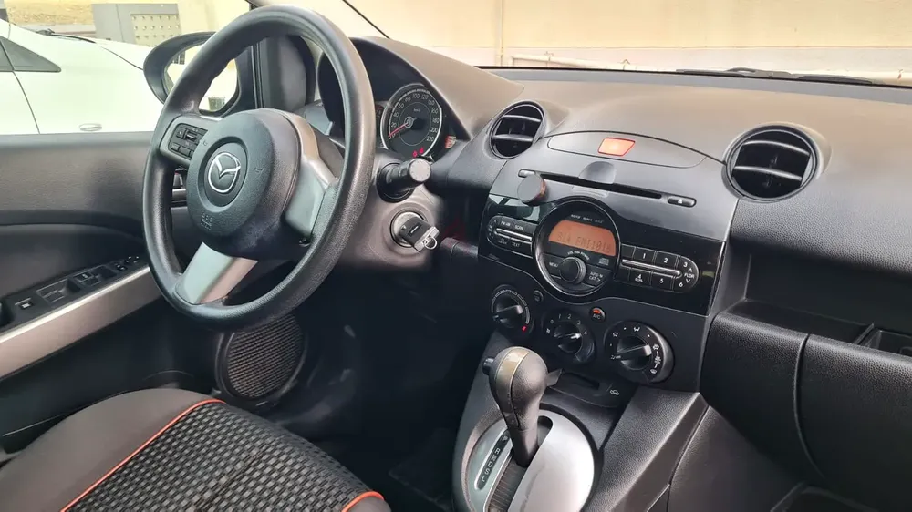 2013 MAZDA 2 HATCHBACK FULL OPTIONS GALADARI MAZDA GULF GCC SPEC LADY DRIVEN VERY CLEAN - Image 5