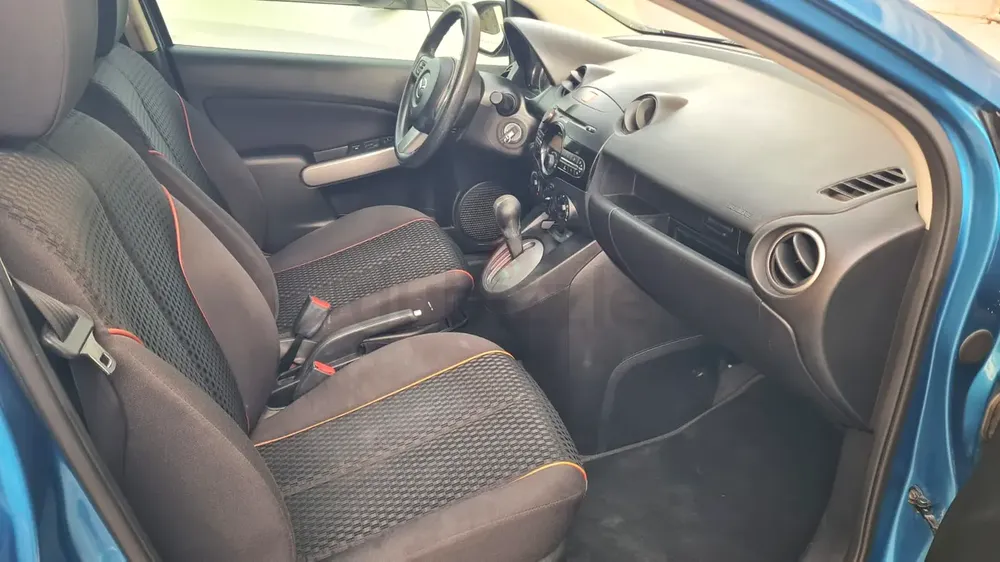 2013 MAZDA 2 HATCHBACK FULL OPTIONS GALADARI MAZDA GULF GCC SPEC LADY DRIVEN VERY CLEAN - Image 6