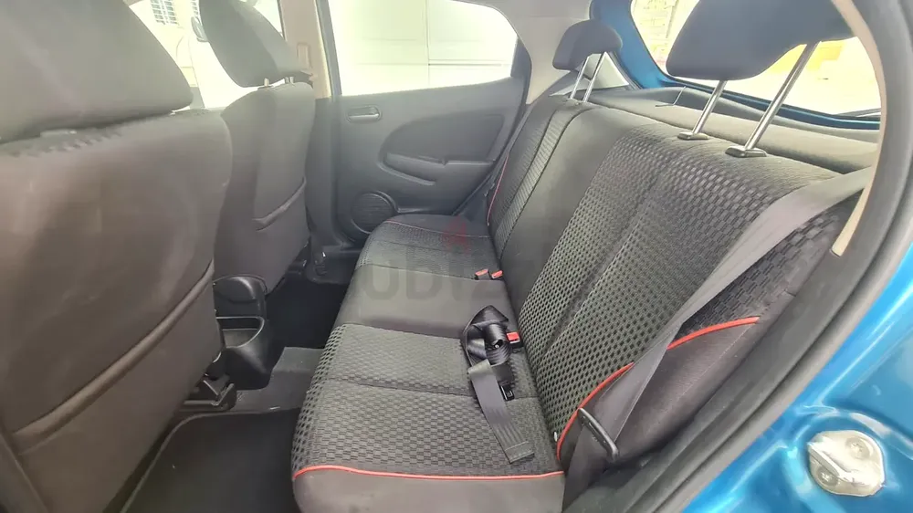 2013 MAZDA 2 HATCHBACK FULL OPTIONS GALADARI MAZDA GULF GCC SPEC LADY DRIVEN VERY CLEAN - Image 7