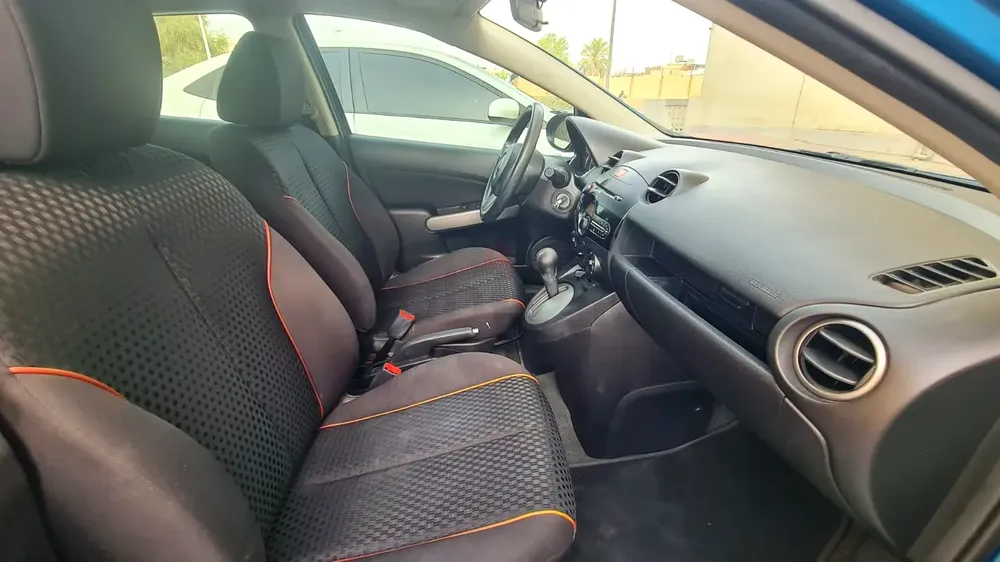 2013 MAZDA 2 HATCHBACK FULL OPTIONS GALADARI MAZDA GULF GCC SPEC LADY DRIVEN VERY CLEAN - Image 8