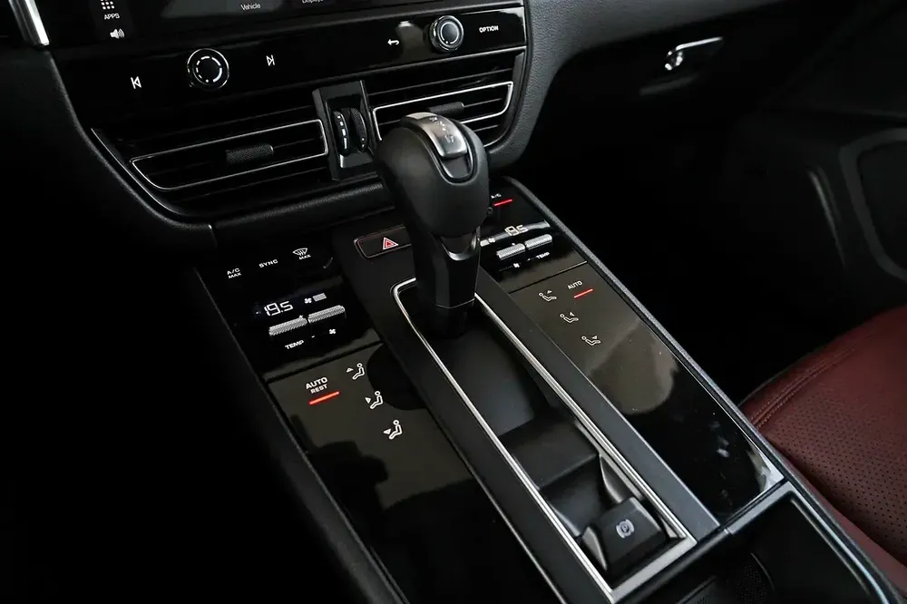 PORSCHE MACAN T 2025 - Image 10