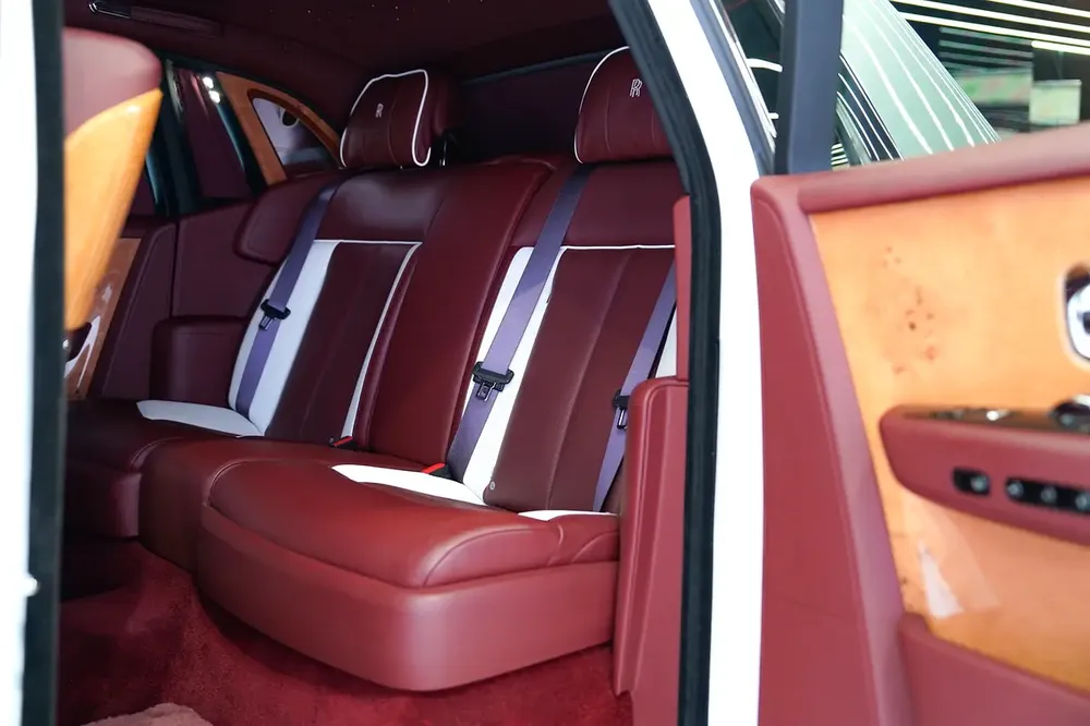 REAR ENTERTAINMENT | BESPOKE AUDIO | TWO TONE INTERIOR | GCC | WARRANTY AVAILABLE | PHANTOM - Image 10
