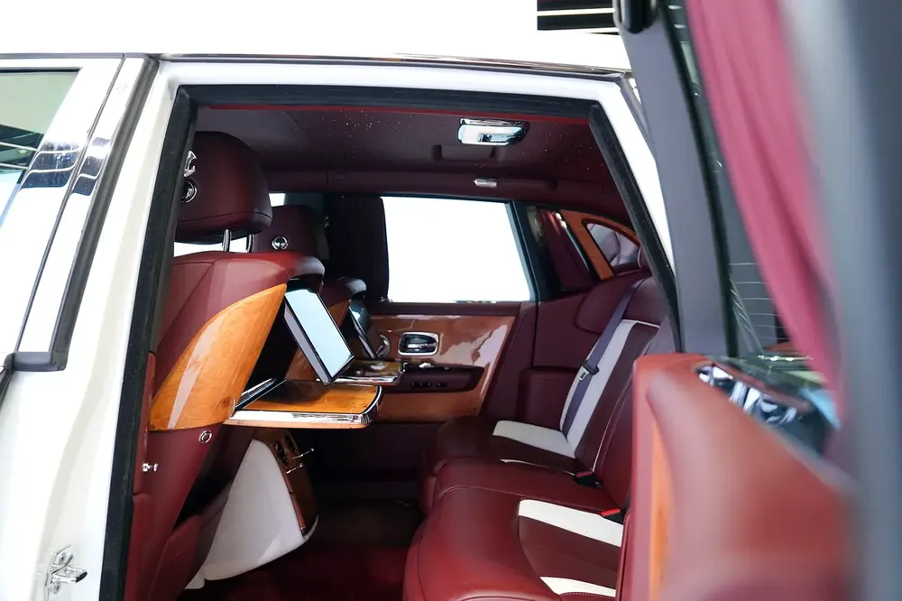 REAR ENTERTAINMENT | BESPOKE AUDIO | TWO TONE INTERIOR | GCC | WARRANTY AVAILABLE | PHANTOM - Image 11