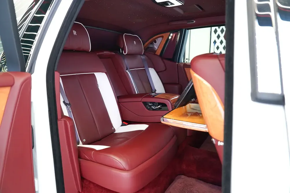 REAR ENTERTAINMENT | BESPOKE AUDIO | TWO TONE INTERIOR | GCC | WARRANTY AVAILABLE | PHANTOM - Image 13