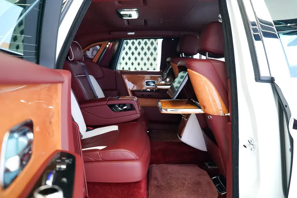 REAR ENTERTAINMENT | BESPOKE AUDIO | TWO TONE INTERIOR | GCC | WARRANTY AVAILABLE | PHANTOM - Image 14