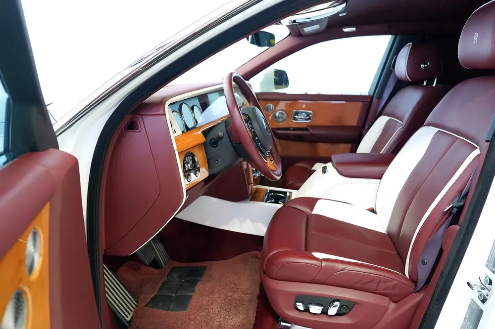 REAR ENTERTAINMENT | BESPOKE AUDIO | TWO TONE INTERIOR | GCC | WARRANTY AVAILABLE | PHANTOM - Image 8