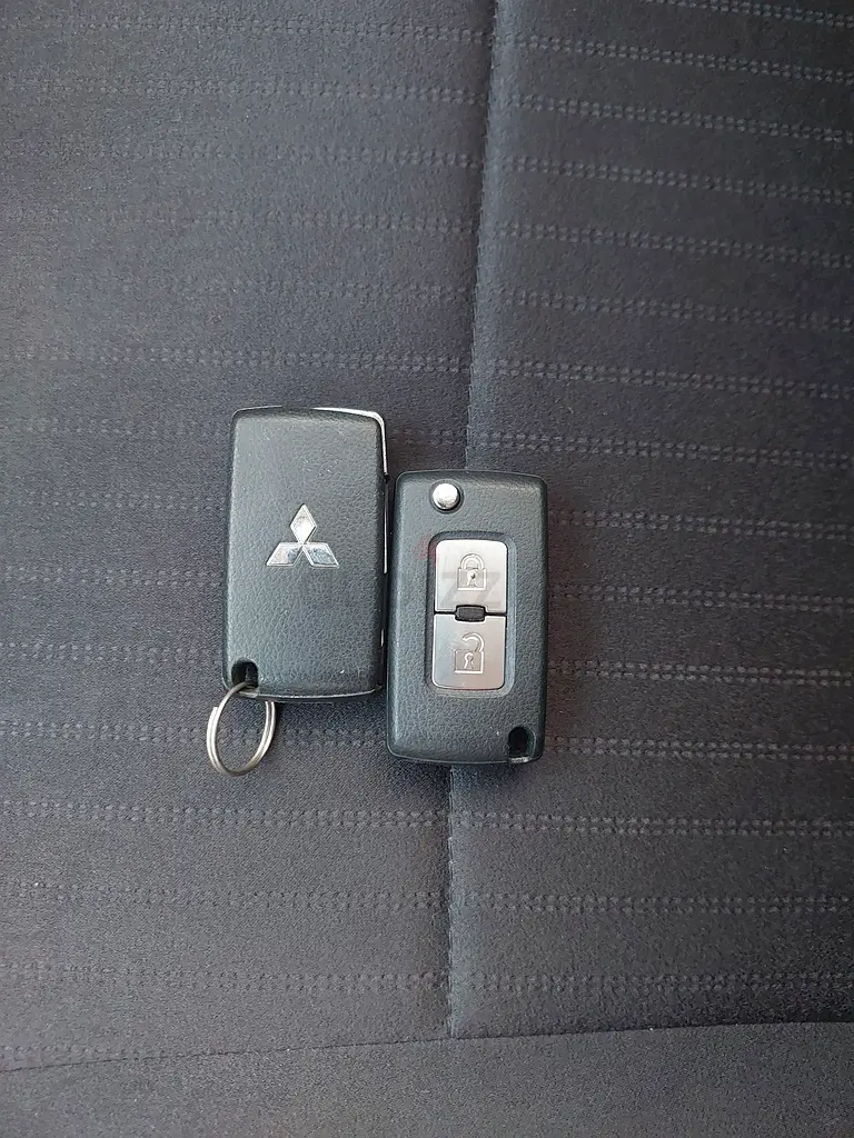 Mitsubishi pajero with full service history records from habtoor - Image 14