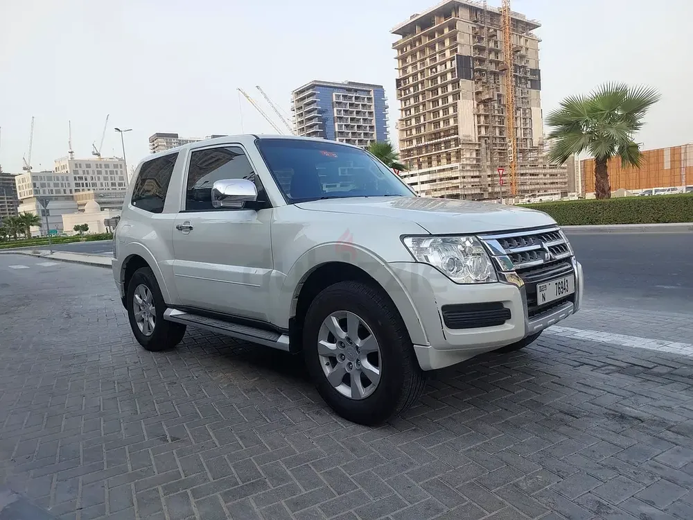 Mitsubishi pajero with full service history records from habtoor - Image 4