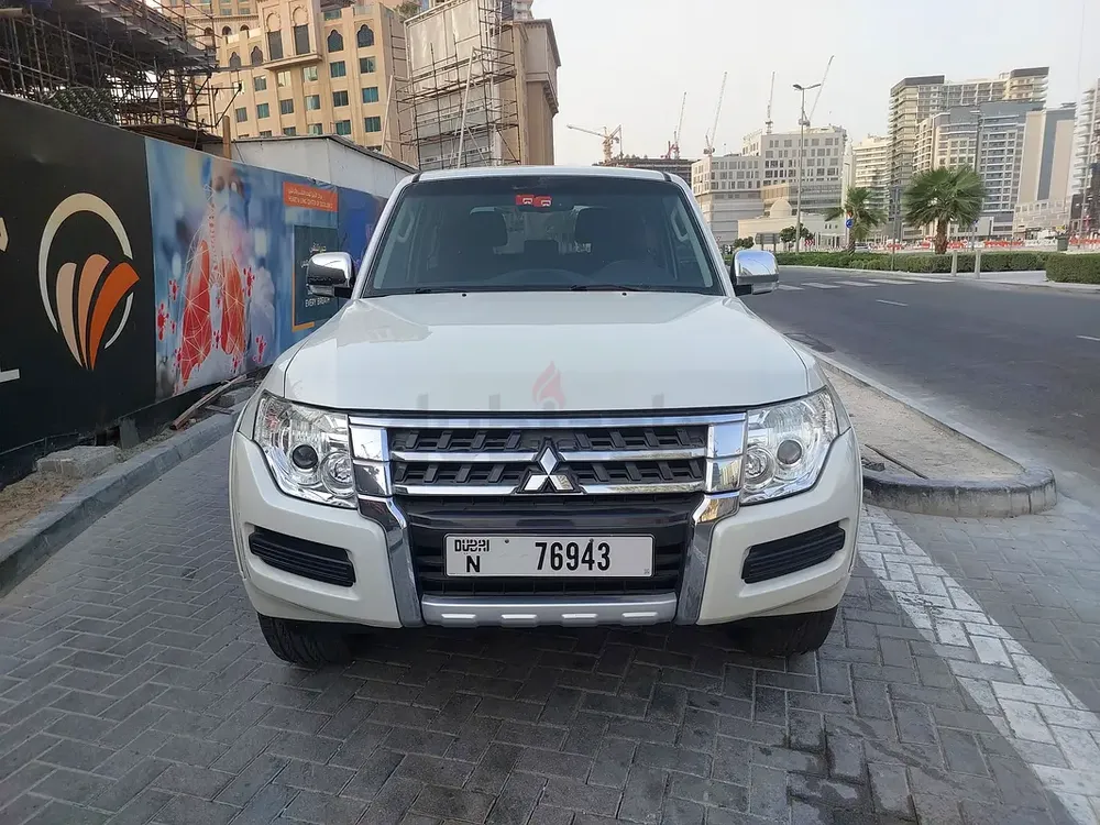 Mitsubishi pajero with full service history records from habtoor - Image 7