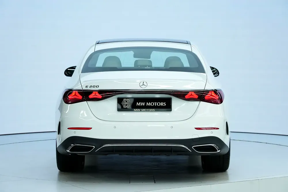 Best Price | Mercedes-Benz E 300 | 2026 GCC 0km | Agency Warranty | AMG Sports Package - Image 5