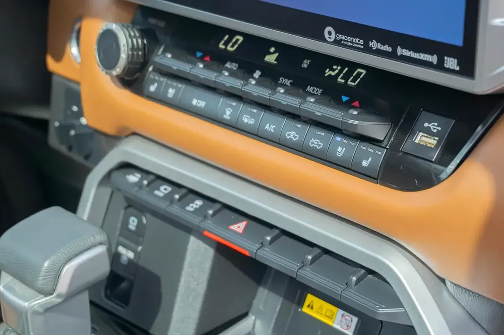 TOYOTA TUNDRA CREWMAX PLATINUM 2024 - Image 12