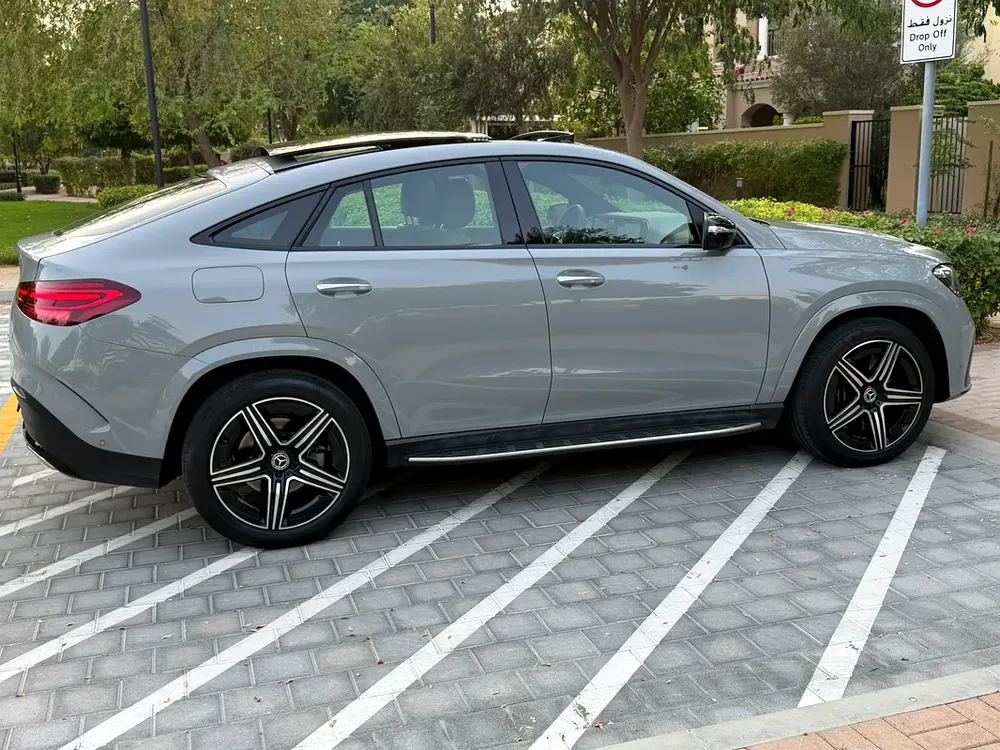 Almost brand new -GCC - Warranty - low km- Amazing Color - Image 14