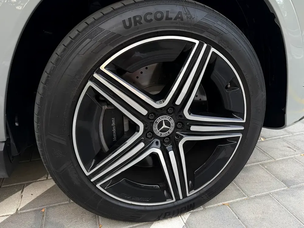 Almost brand new -GCC - Warranty - low km- Amazing Color - Image 16