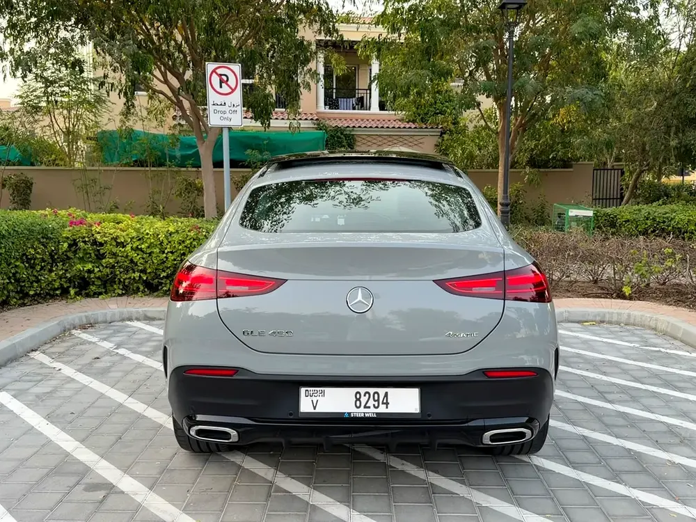 Almost brand new -GCC - Warranty - low km- Amazing Color - Image 6