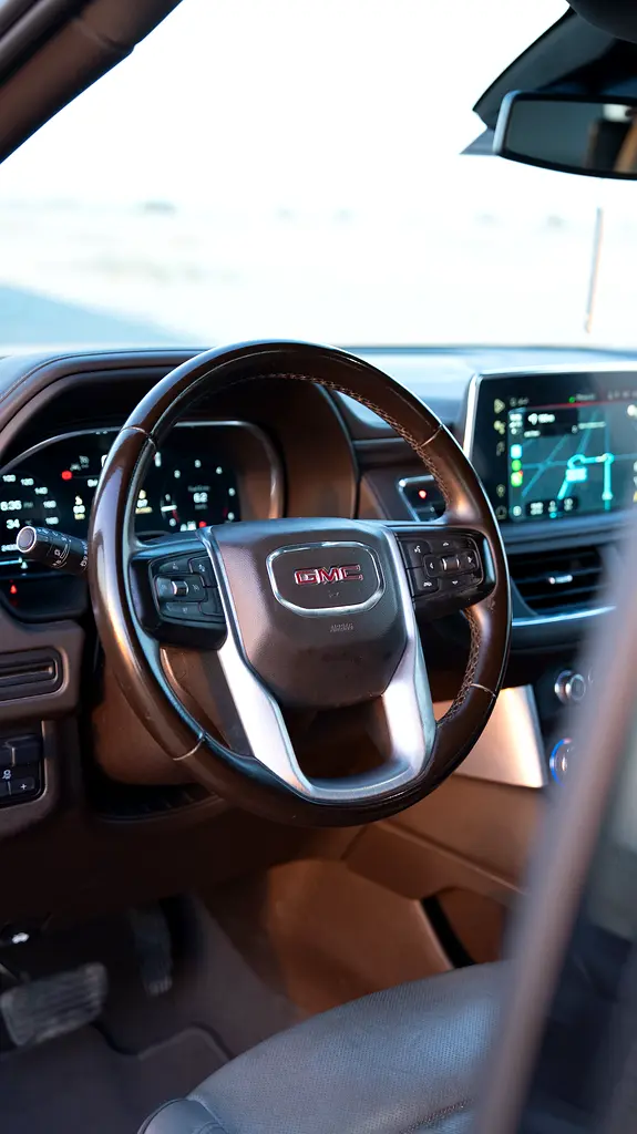 GMC Yukon XL SLT 2023 | 5.3L V8 4WD | GCC | 8-Seater | Bose | Panoramic Roof - Image 4