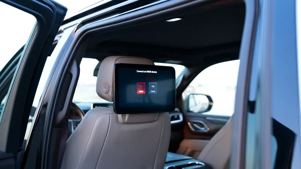 GMC Yukon XL SLT 2023 | 5.3L V8 4WD | GCC | 8-Seater | Bose | Panoramic Roof - Image 5