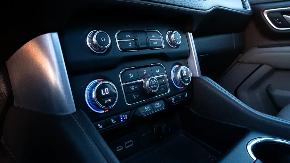 GMC Yukon XL SLT 2023 | 5.3L V8 4WD | GCC | 8-Seater | Bose | Panoramic Roof - Image 7