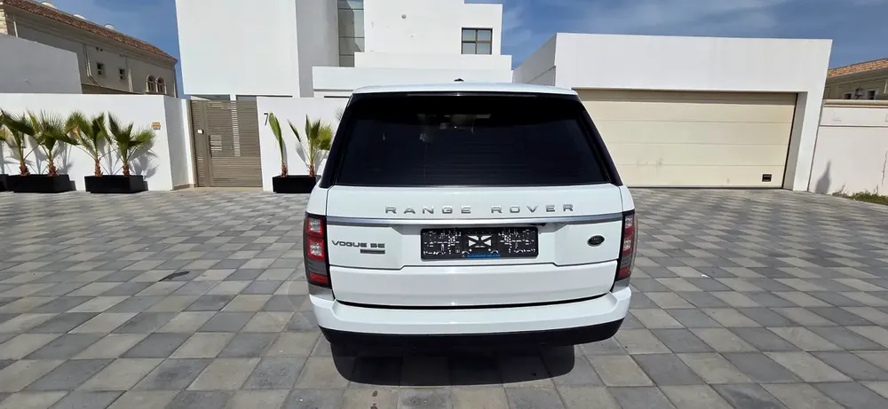 2016-Range Rover Vogue SE Supercharged-Full option-Excellent Condition-Full Service History - Image 7