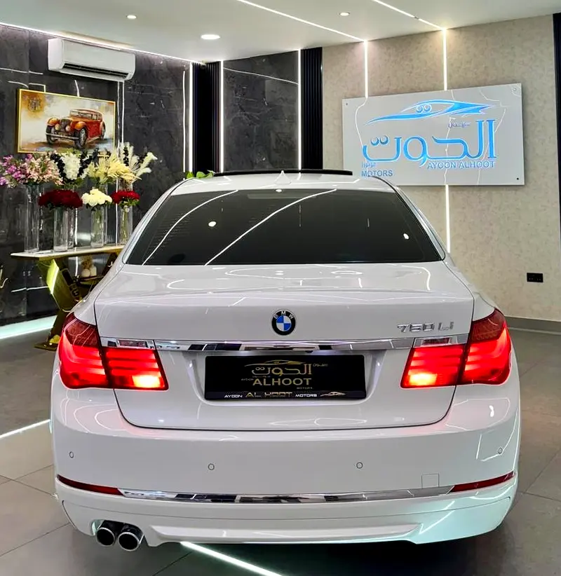 LOVELY WHITE BMW 730Li V6 || FULL OPTION || GCC ||  ACCIDENTS FREE || NEW CONDITION - Image 11