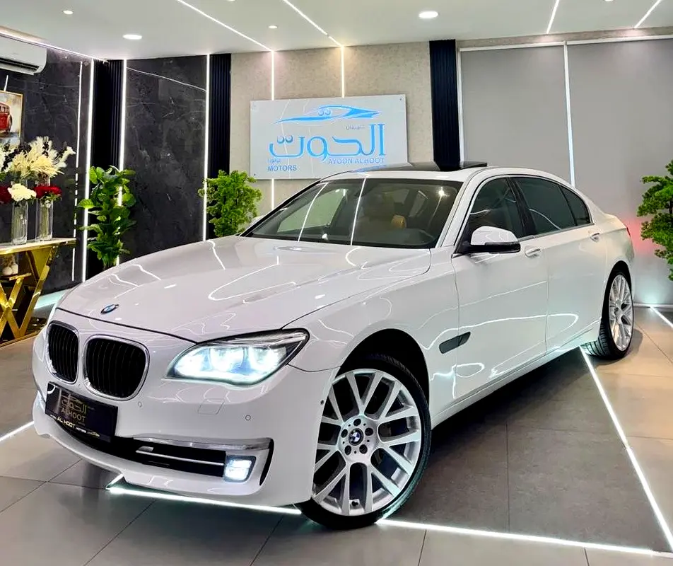 LOVELY WHITE BMW 730Li V6 || FULL OPTION || GCC ||  ACCIDENTS FREE || NEW CONDITION - Image 12