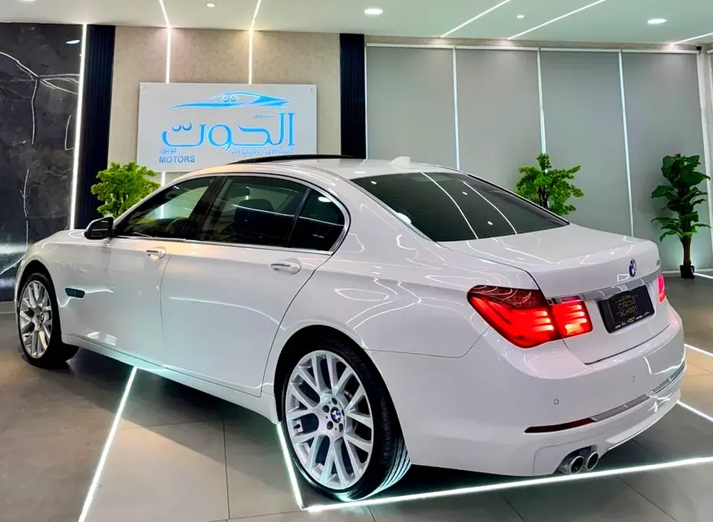 LOVELY WHITE BMW 730Li V6 || FULL OPTION || GCC ||  ACCIDENTS FREE || NEW CONDITION - Image 13