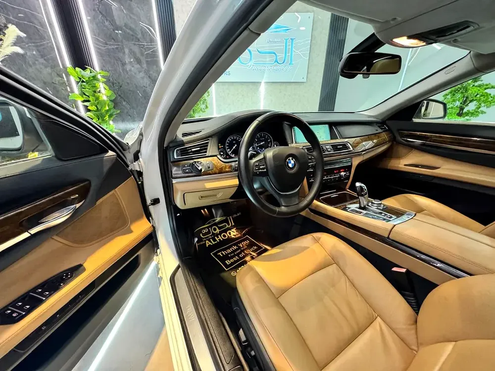 LOVELY WHITE BMW 730Li V6 || FULL OPTION || GCC ||  ACCIDENTS FREE || NEW CONDITION - Image 14