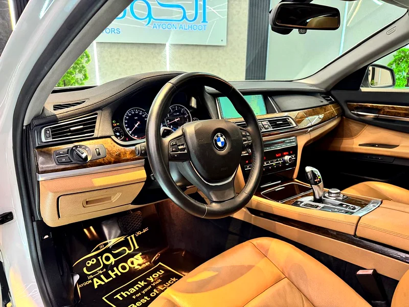 LOVELY WHITE BMW 730Li V6 || FULL OPTION || GCC ||  ACCIDENTS FREE || NEW CONDITION - Image 16