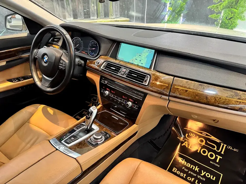 LOVELY WHITE BMW 730Li V6 || FULL OPTION || GCC ||  ACCIDENTS FREE || NEW CONDITION - Image 17