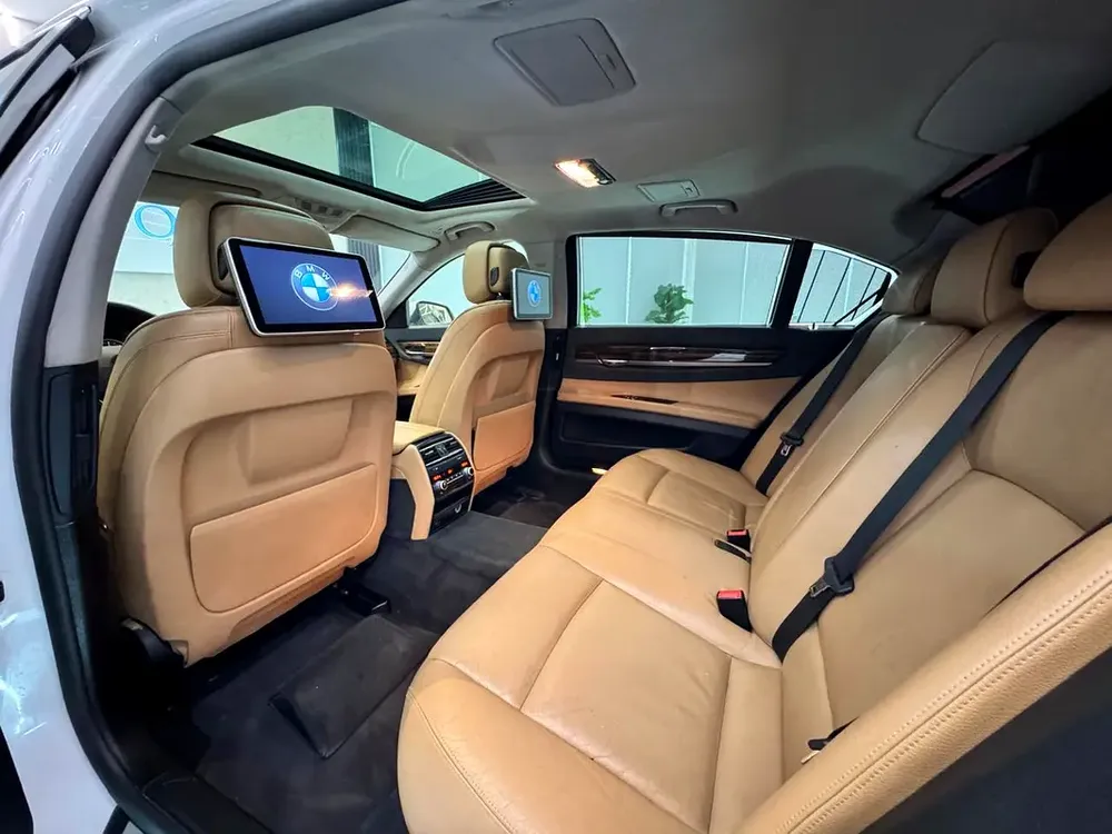 LOVELY WHITE BMW 730Li V6 || FULL OPTION || GCC ||  ACCIDENTS FREE || NEW CONDITION - Image 19
