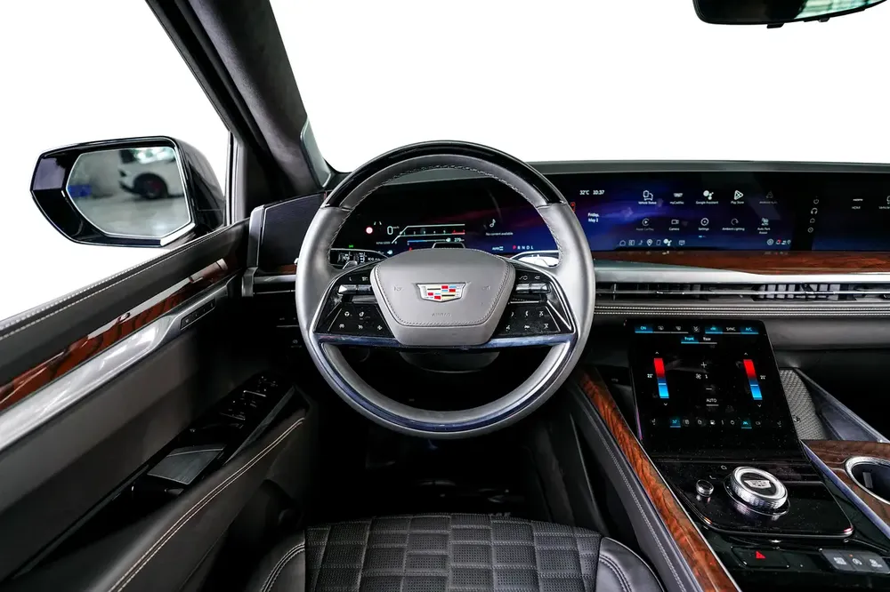 Cadillac Escalade ESV- GCC- new shape-low mileage- Agency warranty and service - Image 18